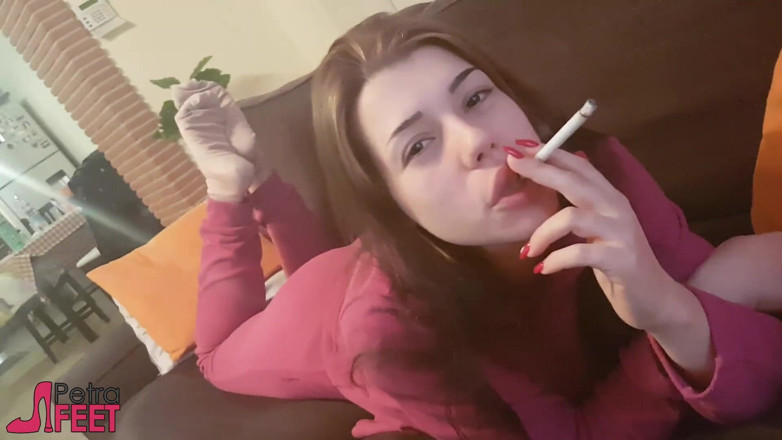 Smokin Fetish: Tatlı genç kızla sigara içme ve fetiş