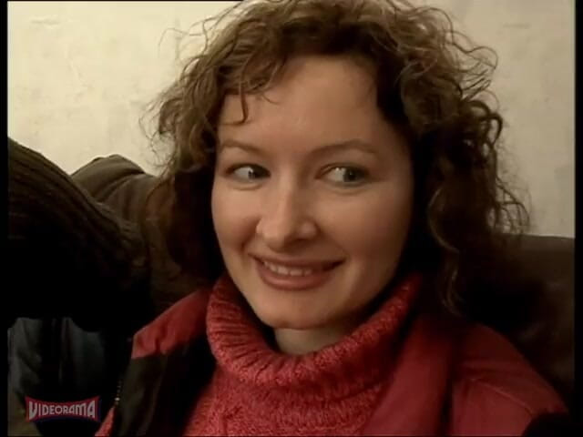 Videorama: Jolie dame avec une coiffure ébouriffée s’amuse à avoir des relations sexuelles