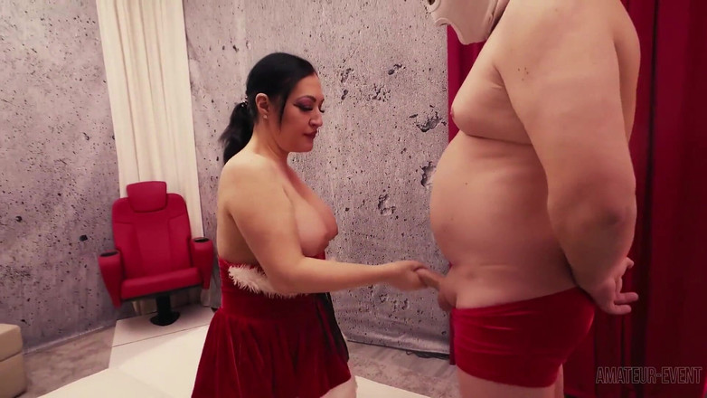AmateurEvent: Різдвяна брюнетка Еліна відтрахана в дупу