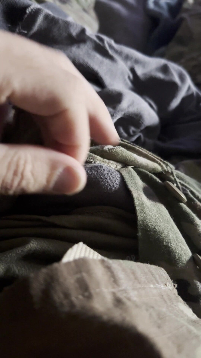 Gay Soldier Stuff: Soldado del ejército estadounidense cachondo, por supuesto, masturbándose en algunos...