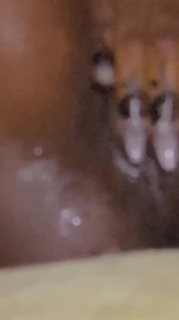 Une bombasse noire sexy vue sur sa chatte mouillée