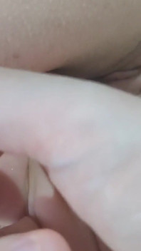 義理の妹は、私が指で彼女をシコることができるように、彼女のお尻へのアクセスを許可しました