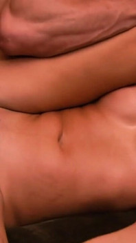 Zoey, latina à gros nichons, se fait baiser sa chatte mature avant une éjaculation