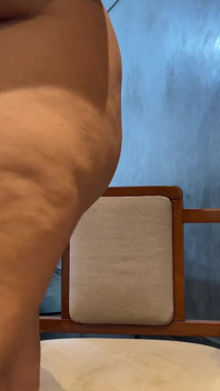 그녀는 엉덩이를 주고 싶다고 말했고 그녀의 소원을 이루었습니다