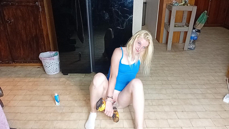 18blondteen: Cewek hot rambut pirang 18 tahun ngentot mobil rc pakai dildo