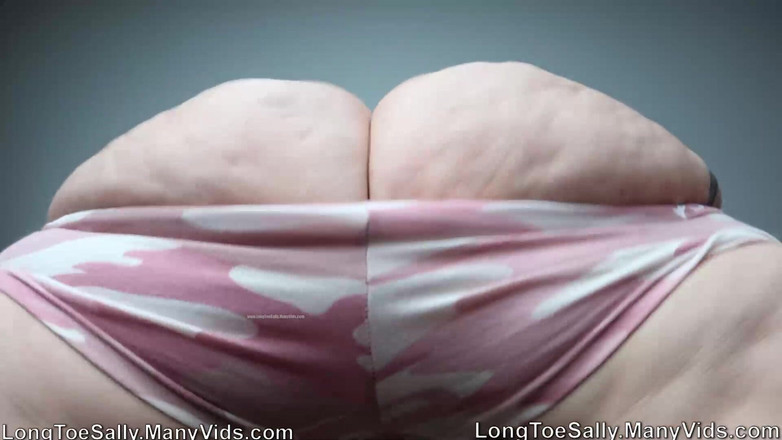 Long Toe Sally Big Buns: Mollige verleiding