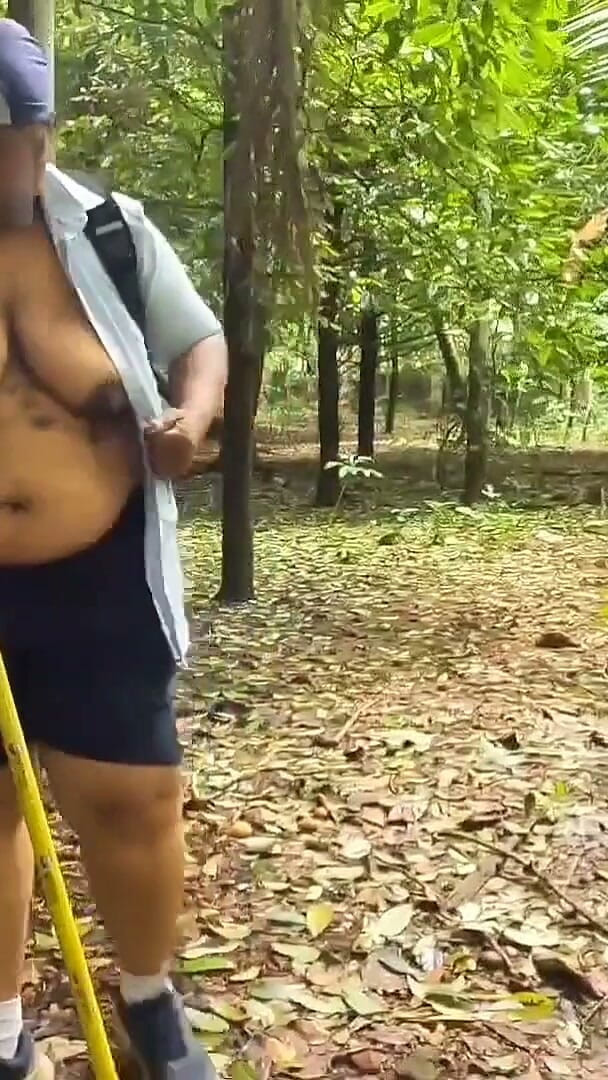 Anne Ipe: Esposa en casa de vacaciones, caminando desnuda en la jungla....