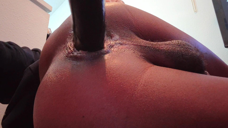 Juelz: Bubblebutt neemt een dildo
