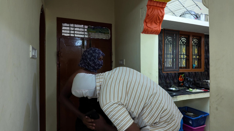 Tamilmalkova2: Sbirciando la moglie della vicina che fa il bagno
