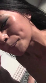 Bruna asiatica con tette piccole lo prende in profondità nella sua bocca