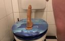 Slave whore Kreis Kleve: Slaaf berijdt dildo in het toilet