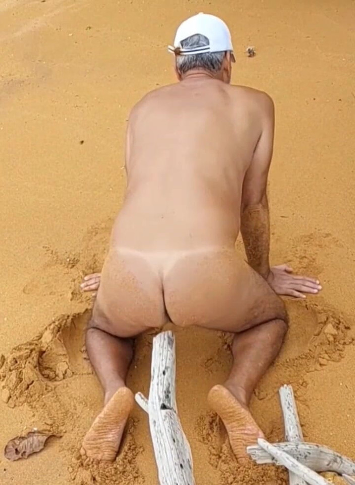 Ladysilvas: Ladysilva समुद्र तट पर नग्न होकर अपनी गांड में लंड के साथ कामुक