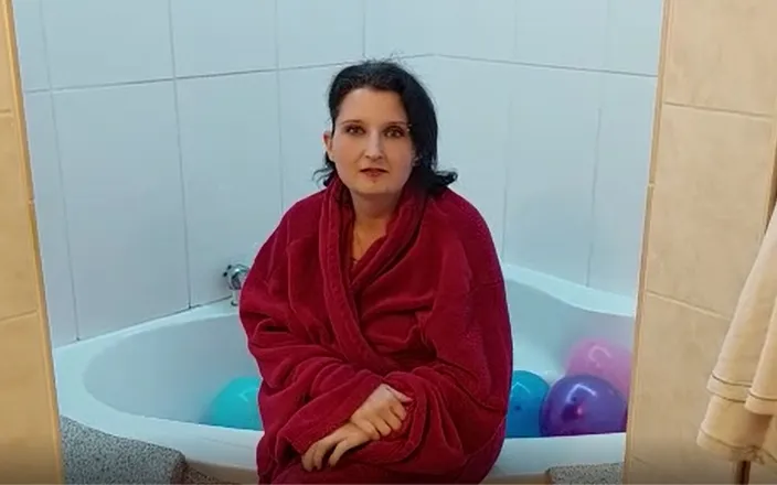 LittleMaila: Mature brunette in the bathtub full of balloons