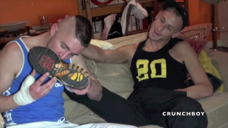 Raw French Bad boys: ソファで不良少年によるスニーカーの提出
