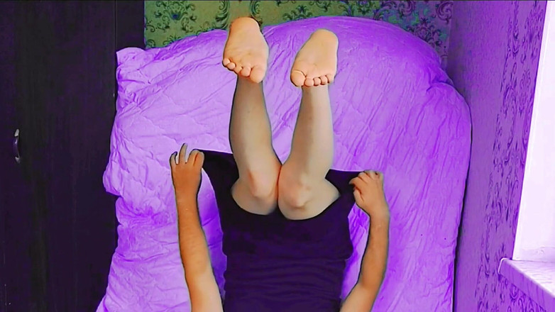 Kitty_Cross: Wunderschöne hält herzförmigen Ballon spielerisch