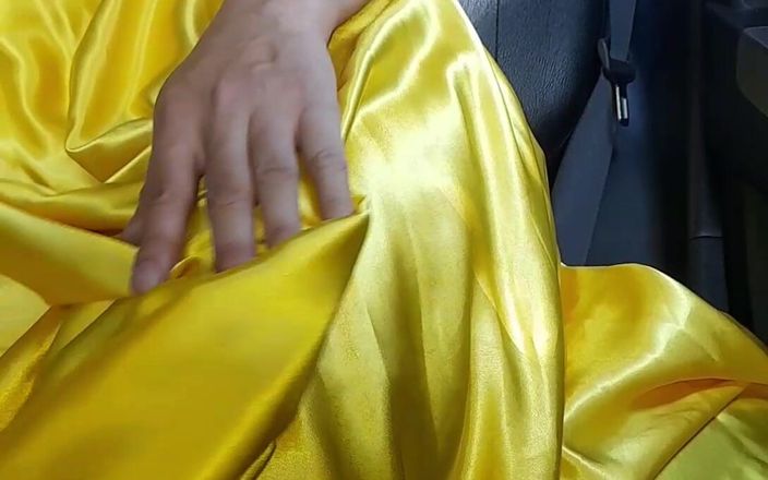 Naomisinka: Il travestito sexy si masturba indossando un abito lucido di...