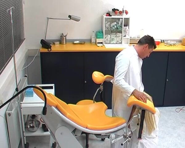 Rubber & Clinic Studio - 1ATOYS: Follada en la silla ginecológica