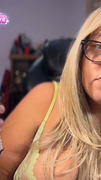 Bronze cu țâțe lăsate BBW Milf Chain Smoking Parliament Longs și Franțuzoaică Inhalează în lenjerie verde neon