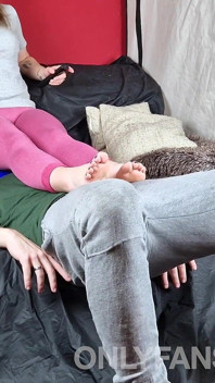 Seduta in faccia amatoriale e ballbusting con calze e leggins