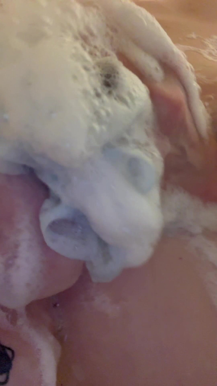BlueEyesNoLies: Amami e segati sul mio seno enorme!