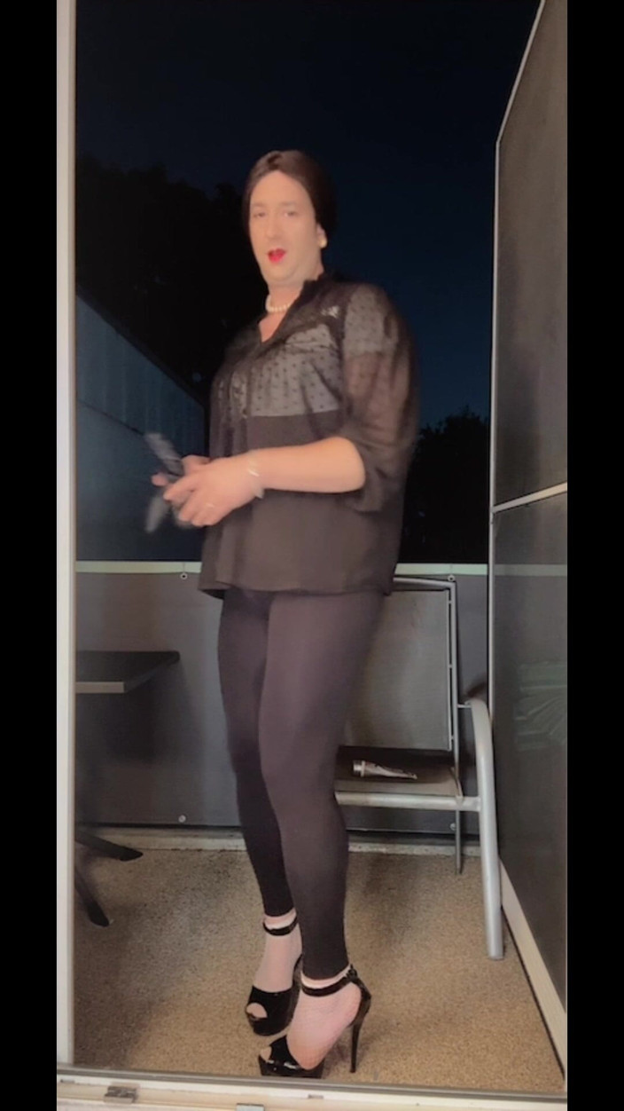 SissyDaniella: La sissy stuzzica e cavalca il dildo sul balcone