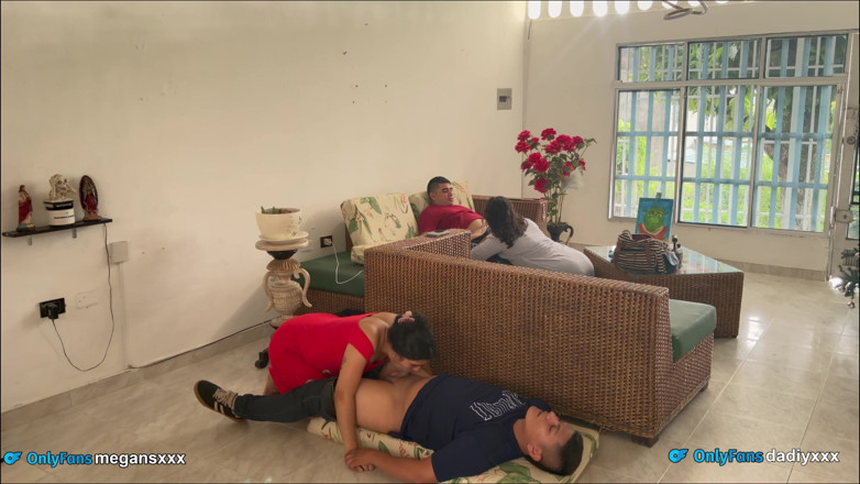 MeGanSxx: Estava armado na sala de estar da casa, que boa...