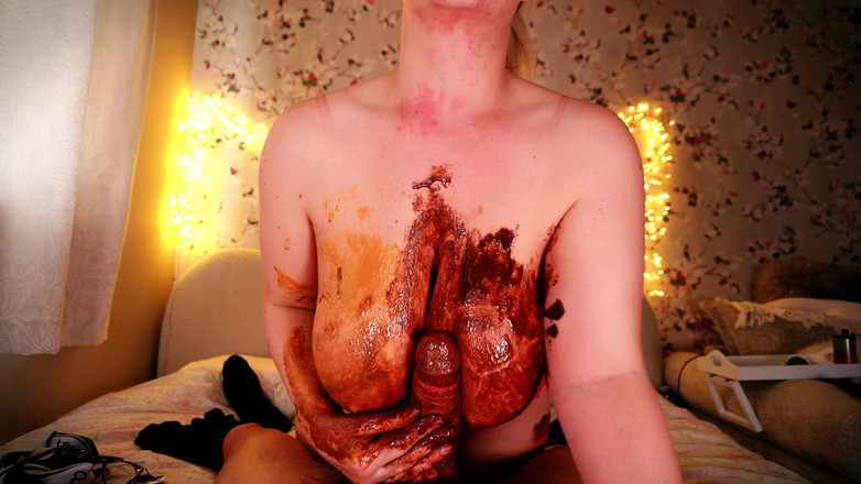 JessieHH: Arašídové máslo Čokoládové tittyfuck 4K