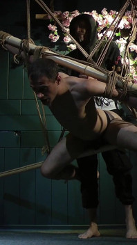 Bondage en twee bamboestokken