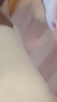 Kręcę wideo moje pasierbice uprawiają seks i masturbuję moją cipkę