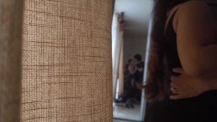 Moo DBOXXX: 我和真正想要做疯狂事情的单身继母激情地亲吻