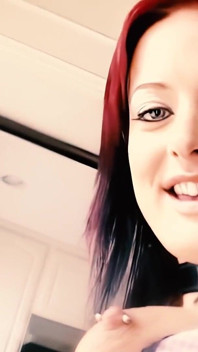 Melissa Lauren se dívá do kamery, jak olizuje a saje černého ptáka