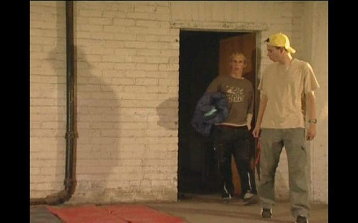 Skater Boys Studio: Patinatoare germană se fute în subsol