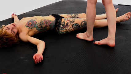 Defeated Sex Fight: Lilith a Stella - lekce sexy tetované dívky vs sexy blondýnky