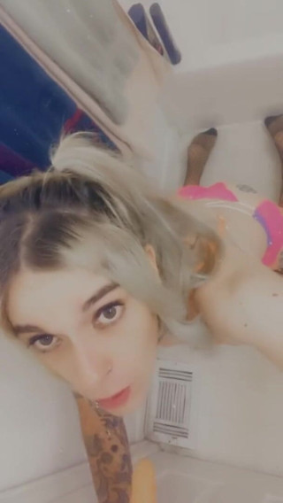 CarmenMelatonin: Una bella ragazza rosa vuole giocare