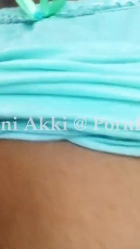 Olgun büyük memeli orta yaşlı seksi kadın banyoda sevgilisine çıplak seksi vücudunu gösteriyor ve edepsiz konuşma