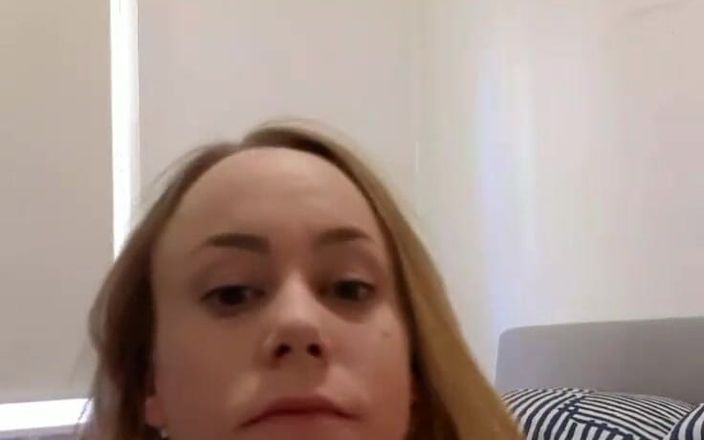 Michellexm: 내 침대에서 알몸으로 굴러다니는 나