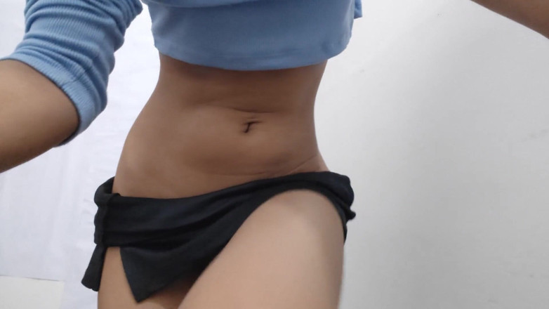 desigirl93: 彼女のふくらんでいるマンコを見せつける