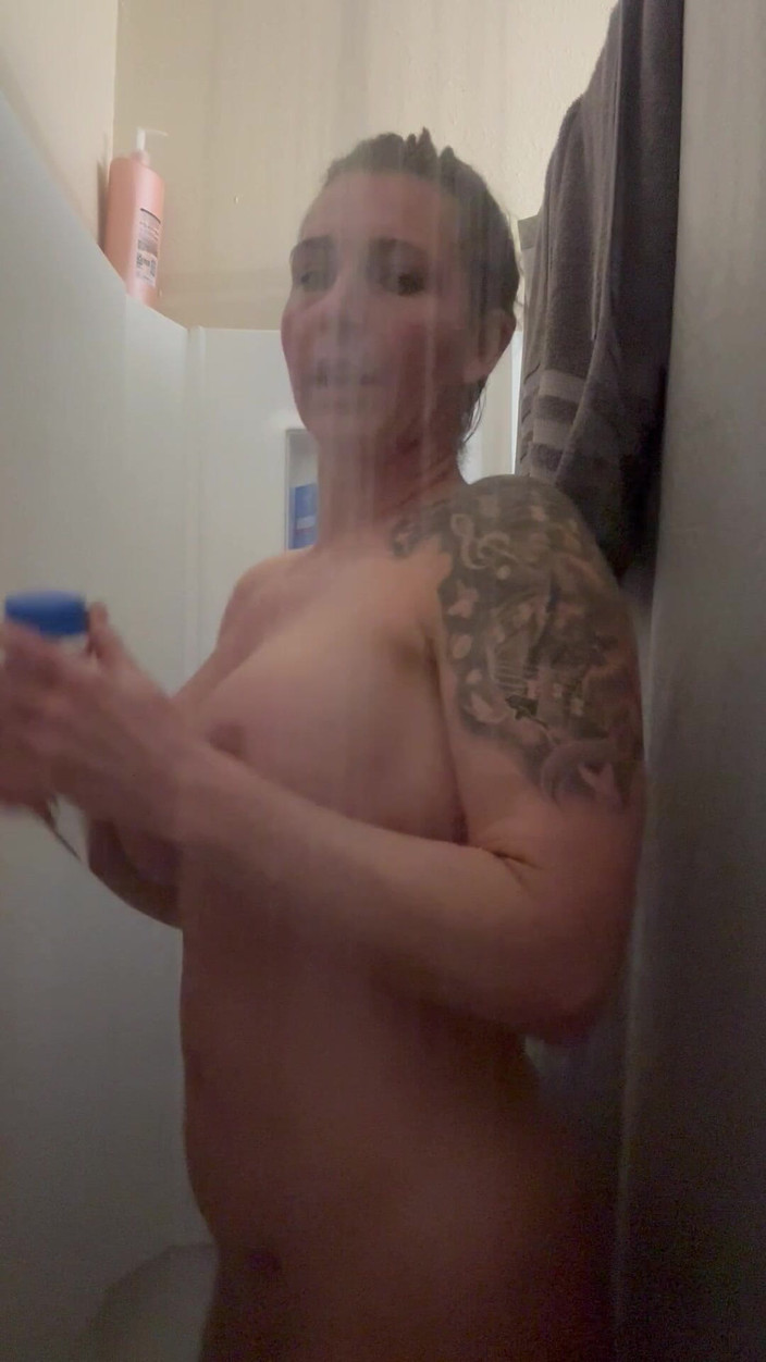 Katiekampbell: Eş değiştiren orta yaşlı seksi kadın duş alıyor ve mastürbasyon...