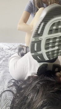 私は人間の家具を持ってきて、隣人の全身を潰すのが大好きです