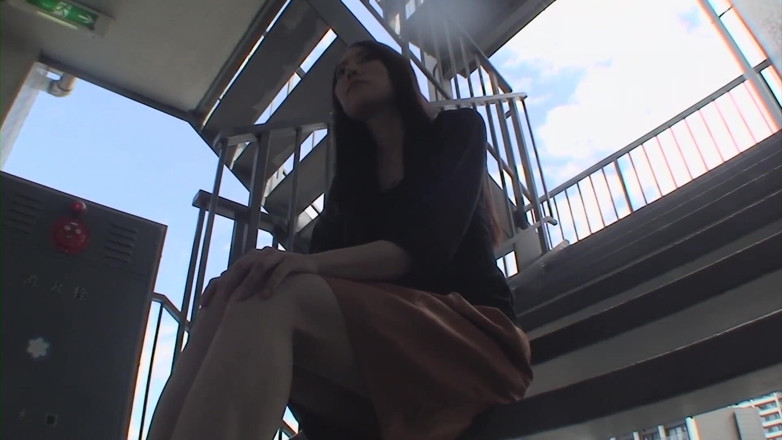 Asian Mature Climax: Plezier hebben op de trap en haar pakket laten zien
