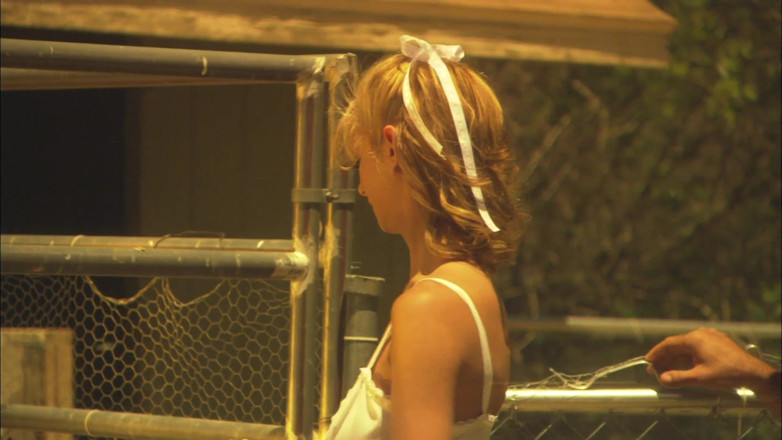 Miami Reality: Une petite blonde se fait baiser par un gros étalon à bite...