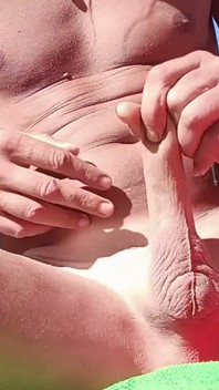 해변에서 섹시한 남자가 자위하고 정액을 삼키는 장면.