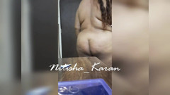 Karan Nitisha: 披萨外卖敢，在建筑和自行车上裸体漫步