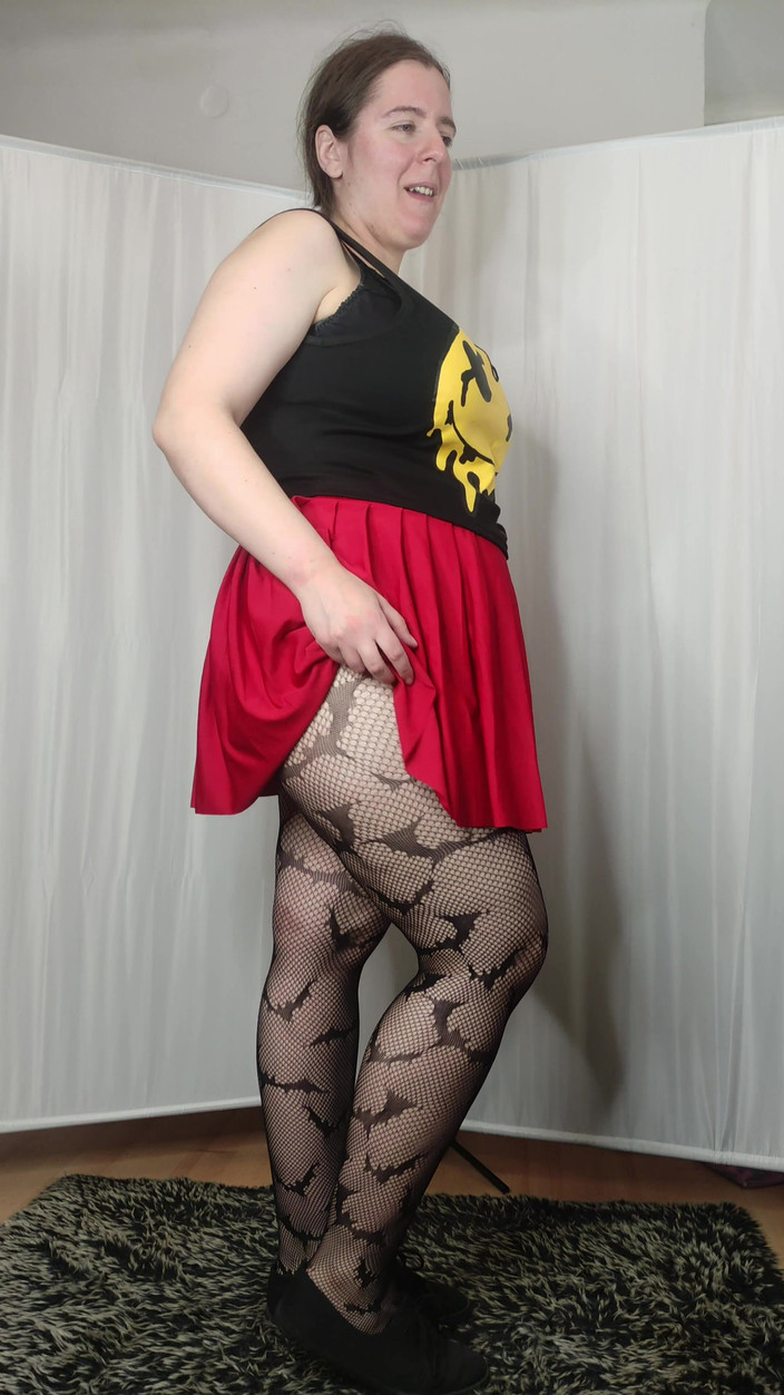 Lena Rose: [4k] Een panty met een patroon en een rode minirok...