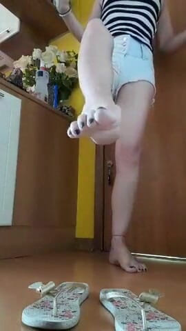 Stefany karoliny: Lady, coming home, her feet tired and sweaty.
