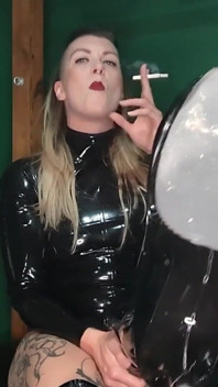 Smoking Latex Queen