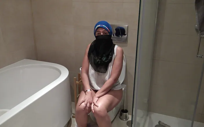 Souzan Halabi: Syrian Wife in Germany Shows Stepson How Women Pee