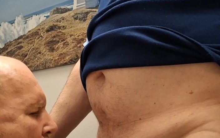 Dexterxxlfun: 빨아주는 할망구. 아빠는 할아버지 자지를 빨아