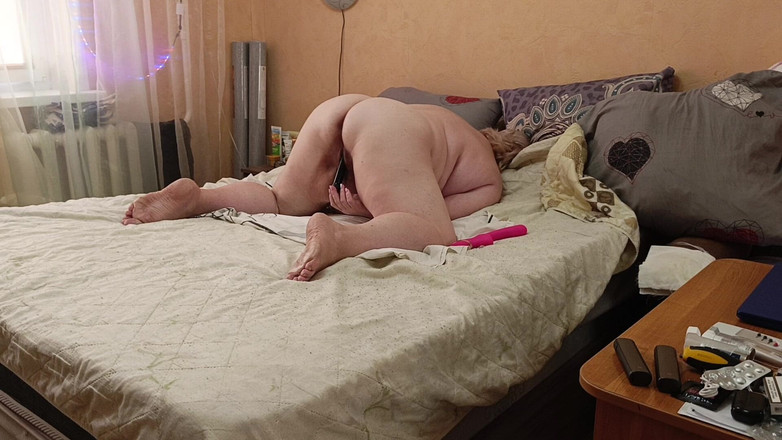 Zona901: 大きなお尻を持つ継母は彼女の毛深い猫を自慰行為します