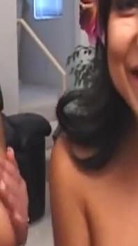 Des brunes suceuses de grosses bites noires doigtent leur chatte mouillée dans un trio